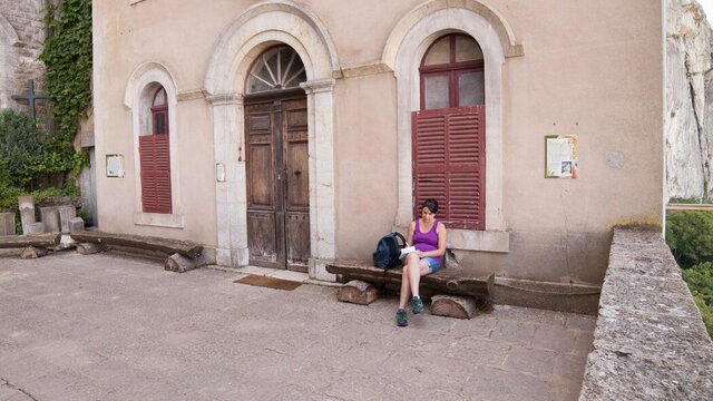 Sur le parvis de la grotte