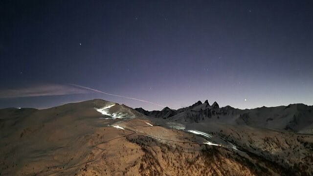 Paysage de nuit pendant le ski de rando,